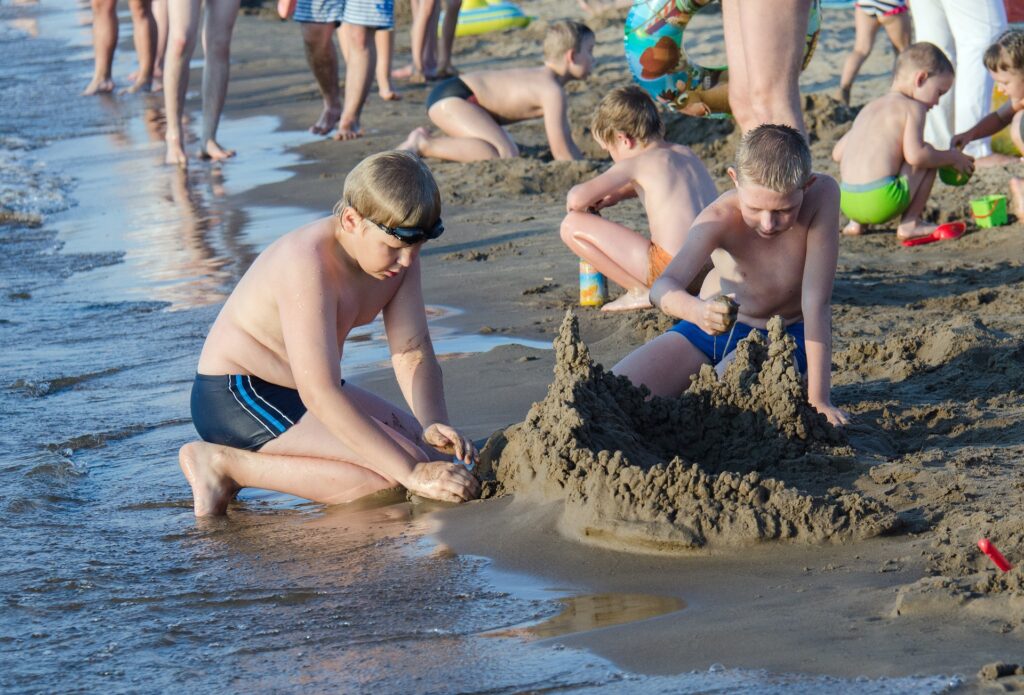 activité sur la plage 3 : construire un château qui résiste à la marée